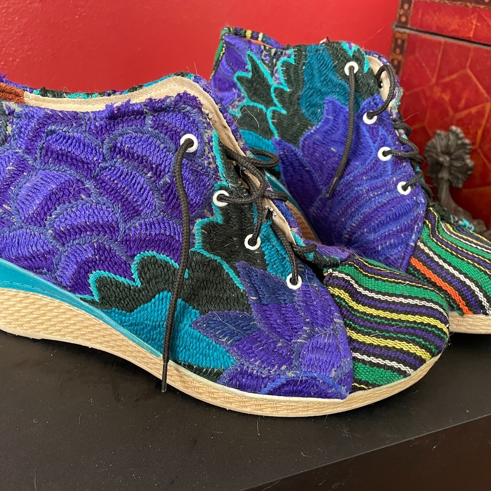 Handmade Embroidered Pumps - Picture 2 of 10